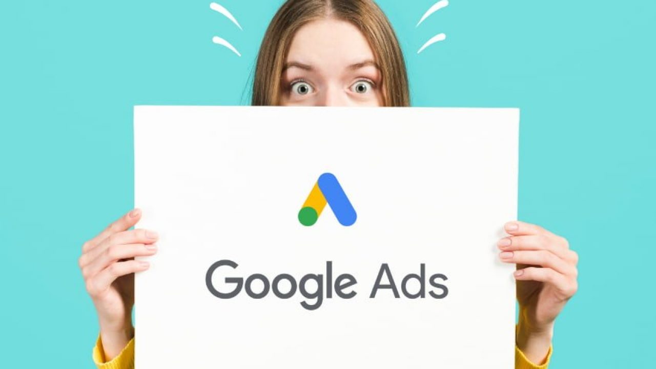 mujer con cartel de Google Ads para campañas SEM